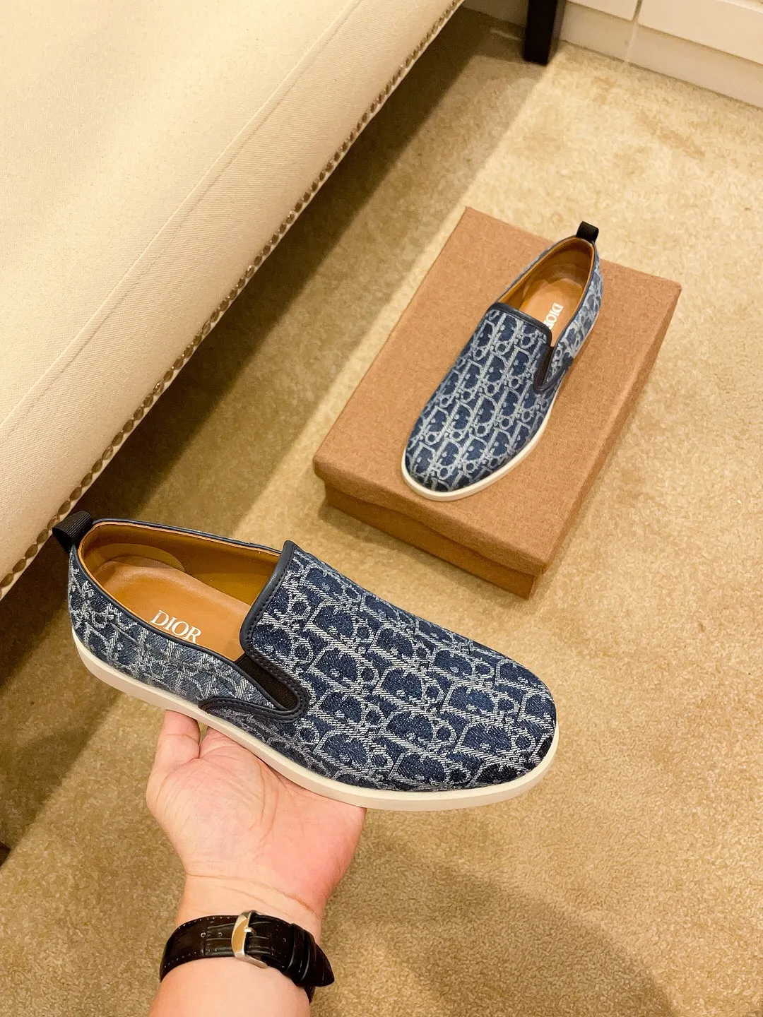 Factory price 380🔥[Dior] The latest 2024 new model is carefully crafted and set off the audience! An international brand that continues to innovate. This men's all-season casual shoe, the original version, has an all-leather upper, breathable and comfortable leather feet ➕Rubber non-slip outsole, breathable and comfortable, quality speaks for itself👄Color: two colors Size: 38-44